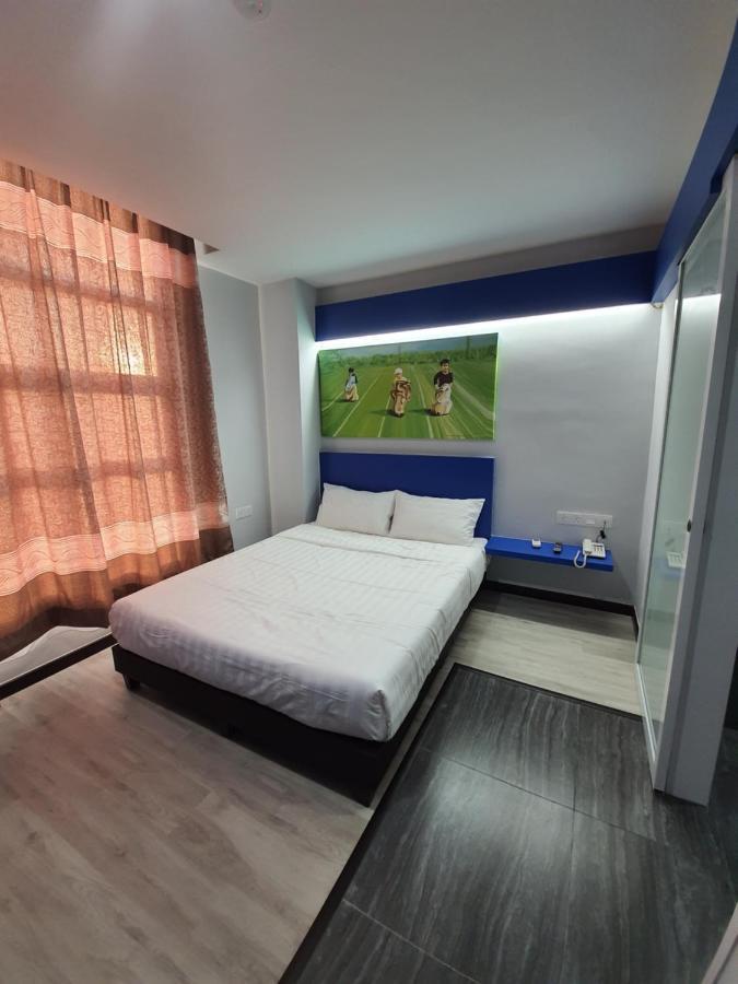 Paradian Hotel เซเรมบัน ภายนอก รูปภาพ